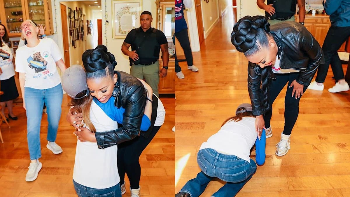 جدل واسع في أمريكا بعد قيام مذيعة بتقبيل حذاء نائبة ديمقراطية.. فيديو