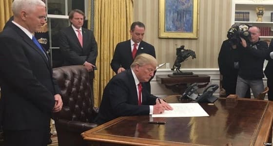 بالفيديو.. قائد دباب تصدمه سيارة أثناء ممارسة التطعيس