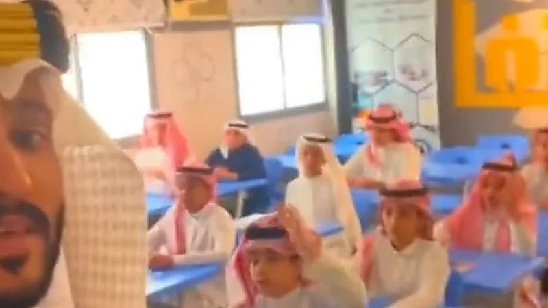 بالفيديو.. معلم وطلابه يحتفلون بـ ⁧‫يوم التأسيس‬⁩ على طريقتهم الخاصة
