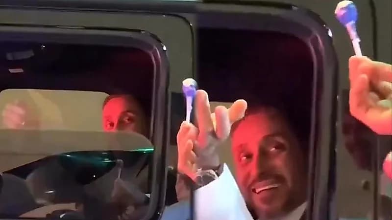 شاب يهدي سامي الجابر "مصاصة" خلال الاحتفالات باليوم الوطني.. فيديو