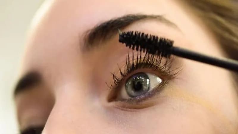 طرق بسيطة للحصول على رموش طويلة وكثيفة