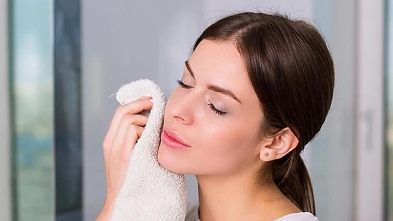 خبراء يحذرون من أضرار المنشفة على البشرة