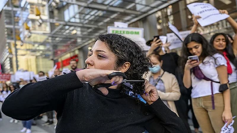 الإيرانيون يواصلون احتجاجاتهم ضد الملالي ويضرمون النار بمقر للباسيج