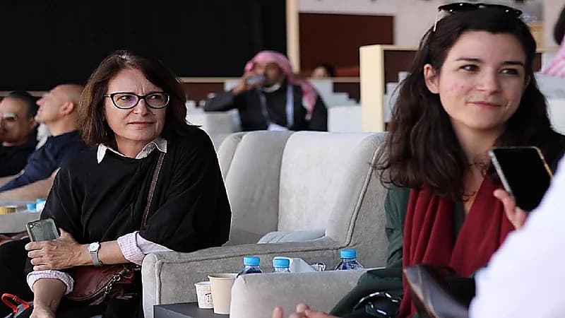 بالصور.. إعلان يقود سائحة ووالدتها لمهرجان الإبل