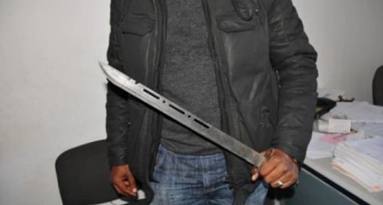 عاطل يقتل آخر بالسيف