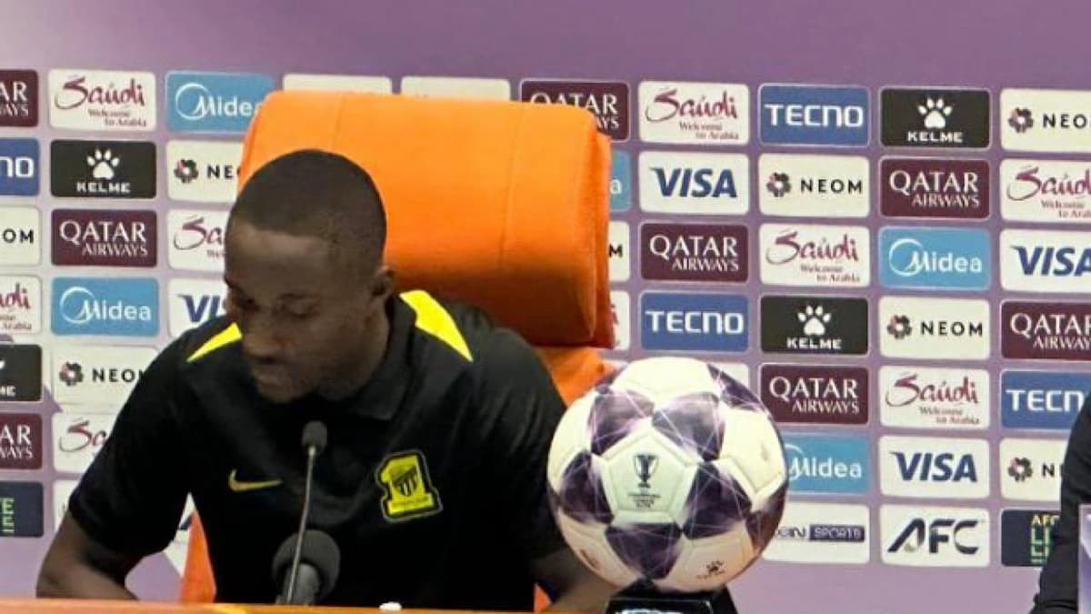 الهريفي يشيد باللاعب دومبيا: هدووء وحلول وكنترول عجيب