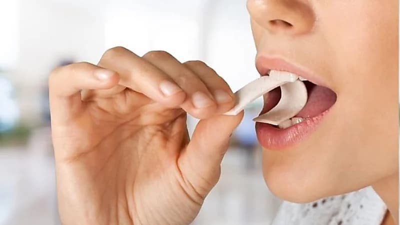 أبرز فوائد وأضرار مضغ العلكة