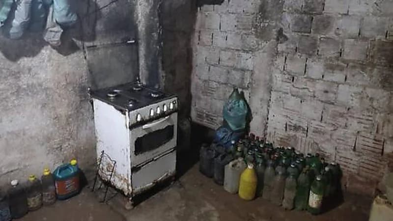 برازيلي يسجن زوجته ونجليه 17 عام في منزل مهجور