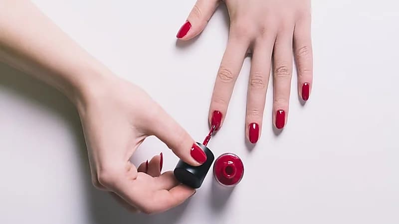 الخضيري: حظر مادة TPO المستخدمة في طلاء الأظافر الجل