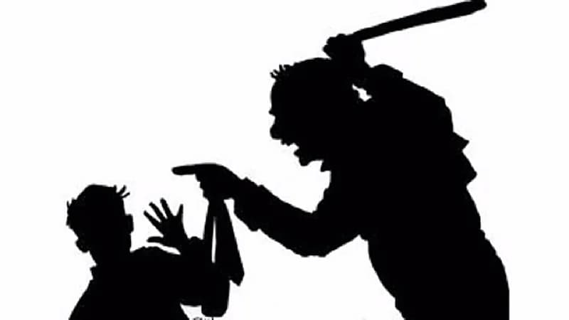 معلم يضرب طالب بكابل كهرباء