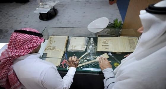 تفاصيل رحلة ترميم مخطوطات ووثائق تعود لأكثر من 900 عام
