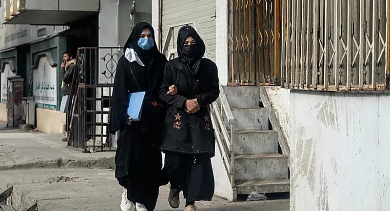 3 منظمات تعلّق عملها في أفغانستان بعد منع الأفغانيات من العمل