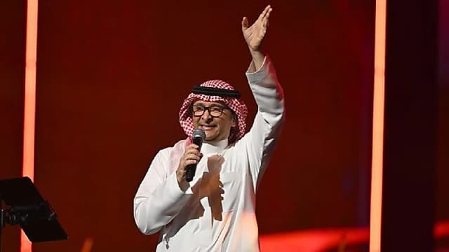 عبدالمجيد عبدالله يمازح جمهور حفله : عيشوا حياتكم ما في تصوير.. فيديو