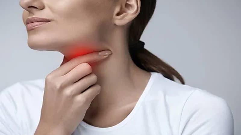 أطعمة ومشروبات عليك تجنبها عند الإصابة بالتهاب الحلق