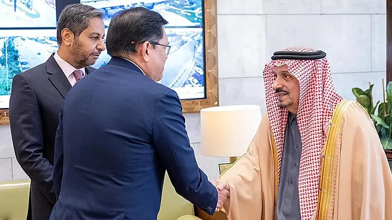 أمير الرياض يستقبل سفير جيبوتي ورؤساء المجموعات الجغرافية .. صور