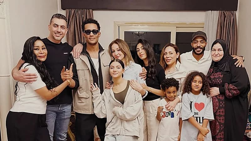 محمد رمضان يحتفل بعيد الأضحى مع أسرته ويغيب والده ونجله