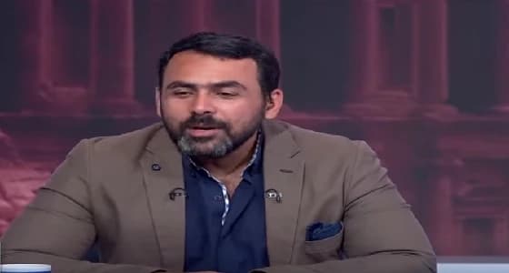 بالفيديو..موظف استقبال بمكة يغلب مذيع مصري ويغير وجهة نظره