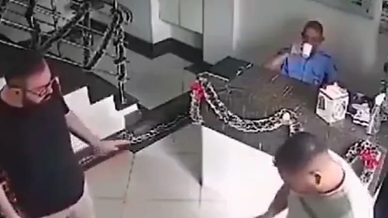 رجل يتعرض لعملية سطو بمراقبة حارس الأمن ..فيديو