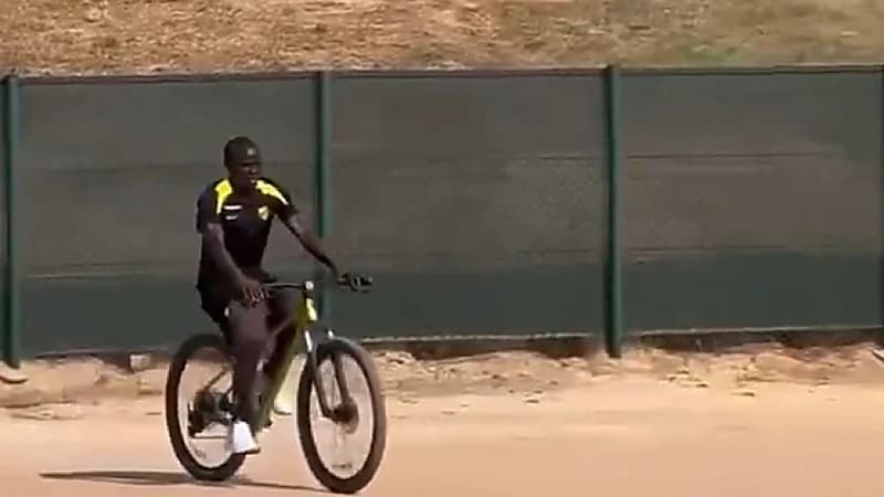 كانتي يقود دراجة هوائية للذهاب لتدريبات الاتحاد .. فيديو