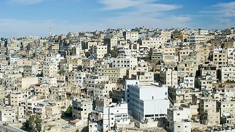 فتاة تنهي حياتها من قمة جبل شاهق