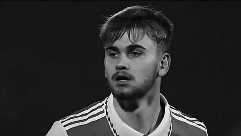 وفاة مهاجم أرسنال السابق إثر إصابة دماغية