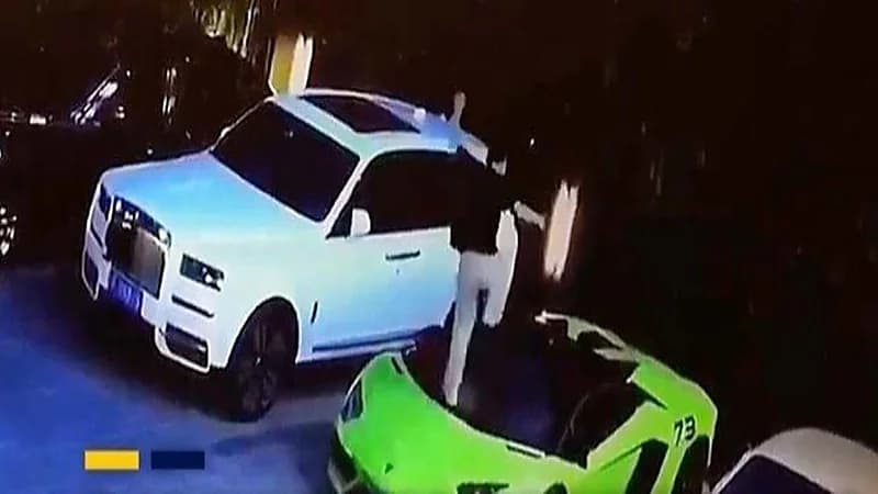 شاهد.. شاب يحطم 4 سيارات فارهة 