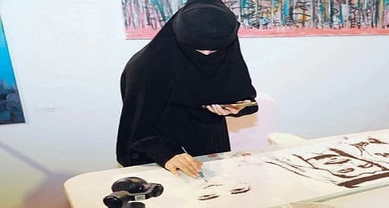 مواطنة تبدع في الرسم بحبيبات الشاي