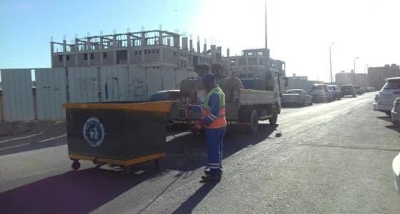 تنظيف وتعقيم حاويات النظافة في شوارع بلدية الدمام