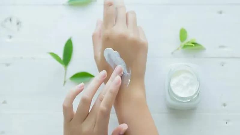 بالفيديو.. "الأحمدي": لا يجب وضع " الكريمات" مباشرة بعد الاستحمام