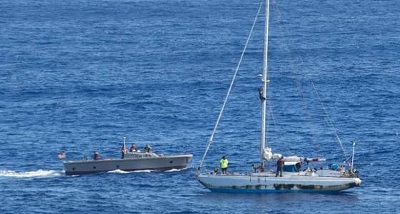 بالفيديو.. أمريكيتان تستقبلان مركب الانقاذ بالقبلات بعد أن تاهت في المحيط لـ 5 أشهر