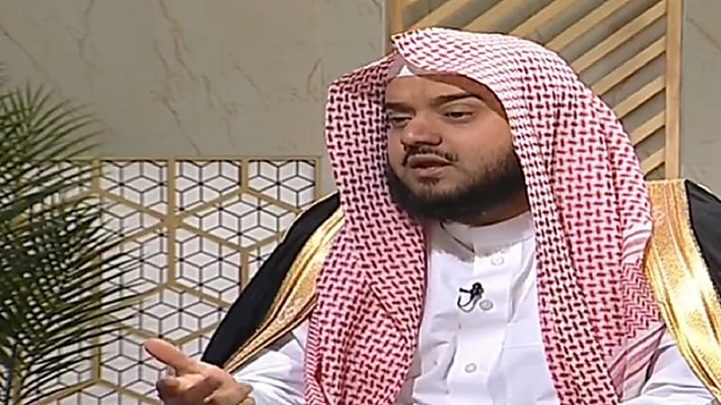 بالفيديو.. حكم ارتداء الريش الصناعي