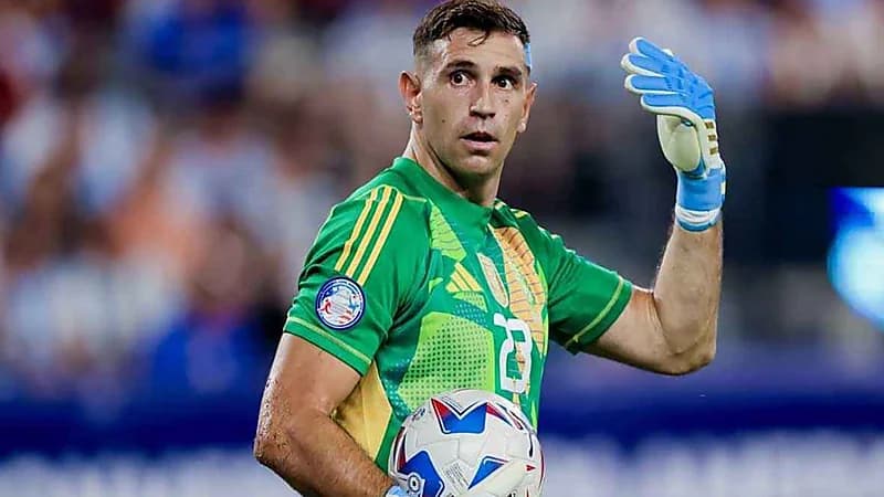 إيقاف الحارس الأرجنتين مارتينيز مباراتين بسبب سلوكه المسيء