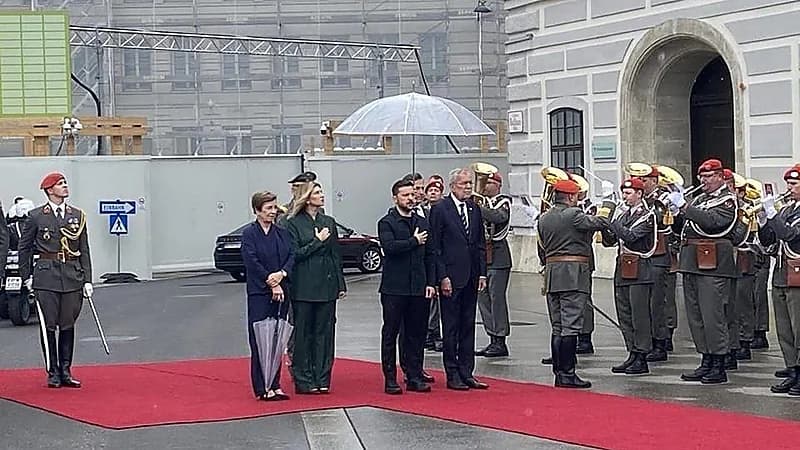 زيلينسكي يترك زوجته تحت المطر خلال زيارته إلى فيينا .. فيديو