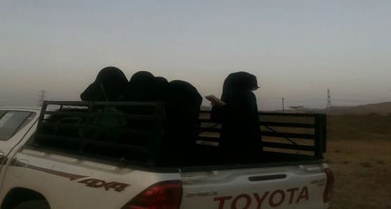 طالبات بالمجاردة ينتقلن بـ " صندوق هايلوكس " .. ومدير التعليم: لا أعلم