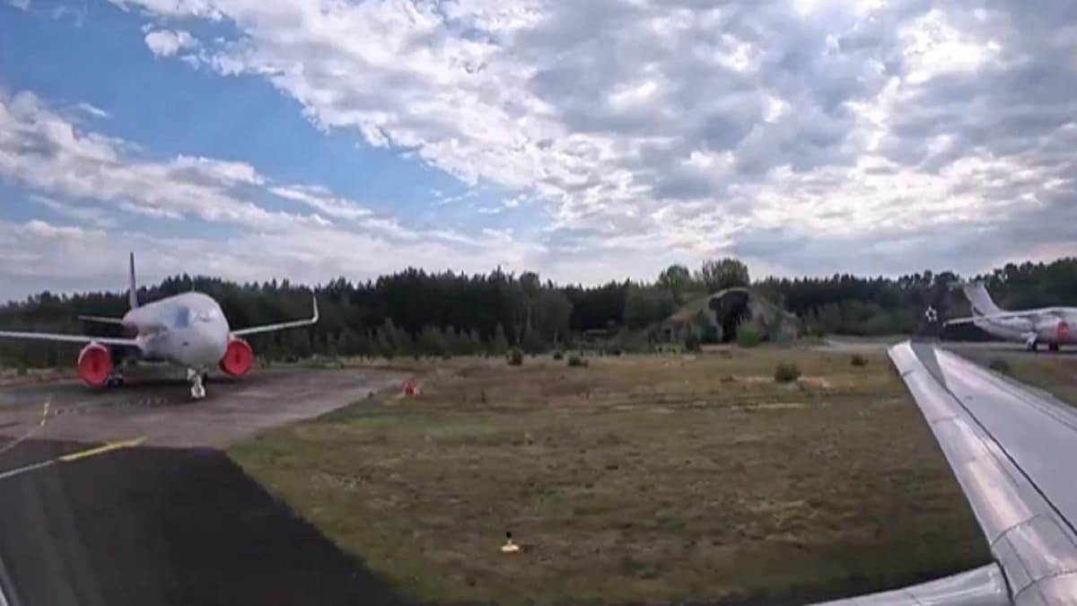 مشهد صادم لطائرات ويز إير الجديدة بعد تعطلها 40 طائرة منها .. فيديو