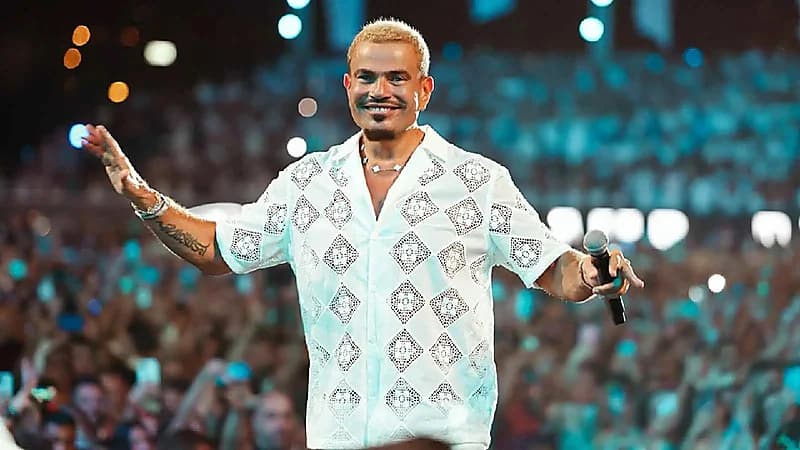 عمرو دياب يمازح جمهوره خلال حفل الأهرامات.. فيديو