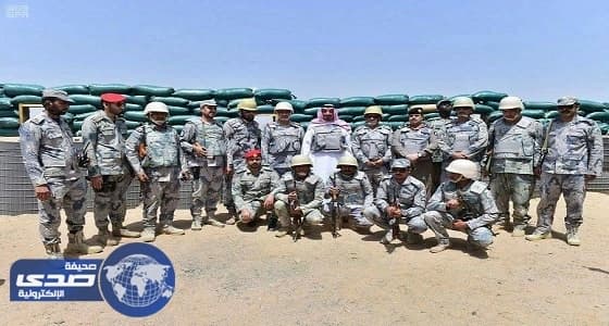 بالصور .. أمير نجران يزور مواقع الخطوط الأمامية لحرس الحدود