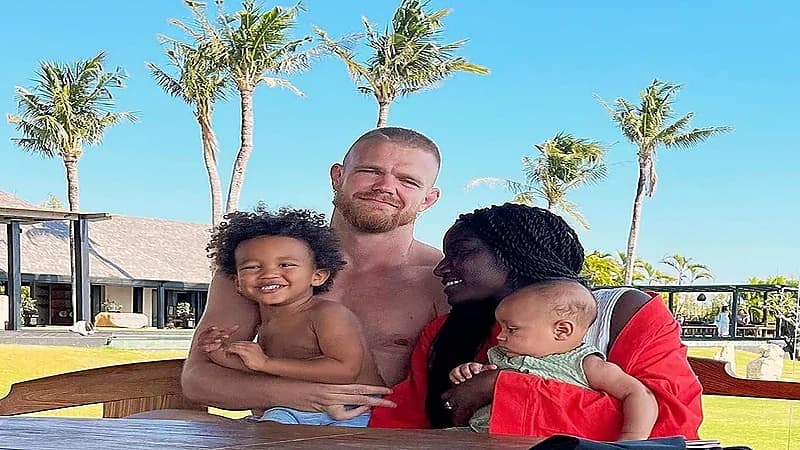 لقطات عفوية لعبير سندر مع أسرتها.. صور