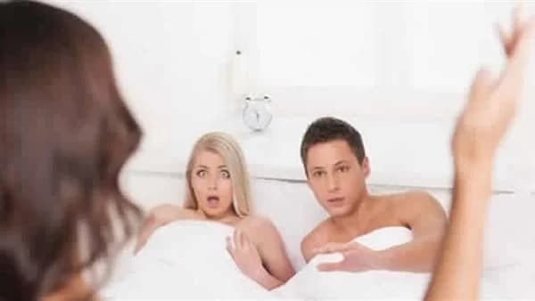 امرأه تحفر كلمة "زاني" على قبر زوجها بعد موته