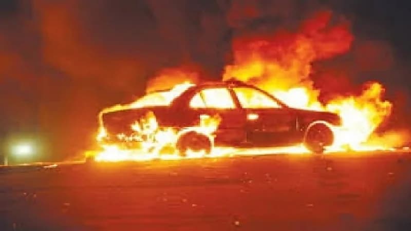 شاهد..حريق مركبة داخل محطة محروقات