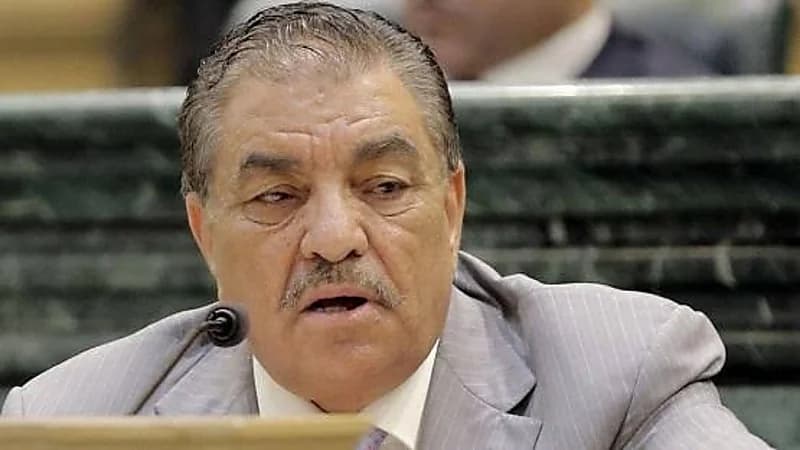 نائب أردني يثير الجدل بطبق "منسف" في غداء رسمي (صورة)