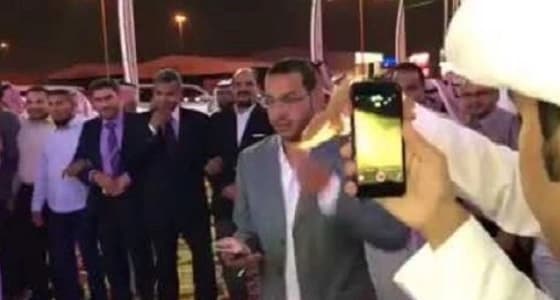 بالفيديو.. احتفاء مدرسيين مصريين بزواج مواطن على طريقتهم الخاصة