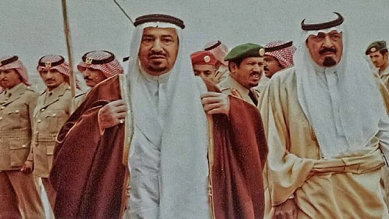 صورة نادر للملك خالد بعد تطهير الحرم النبوي