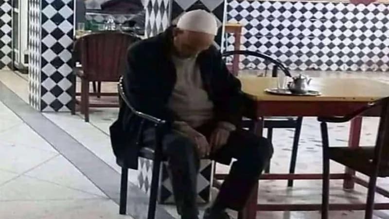 شاهد.. لحظة وفاة خمسيني داخل مقهى أثناء مشاهدة مباراة مصر والمغرب