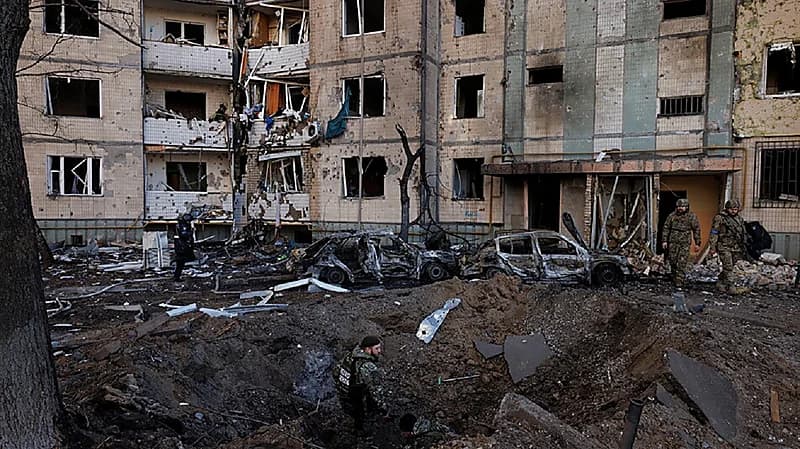 قصف يستهدف منازل ومركزا تجاريا في أوكرانيا