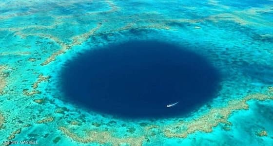 اكتشاف حفرة ضخمة في الحاجز المرجاني العظيم