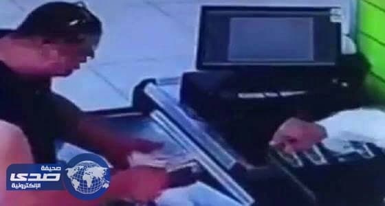 بالفيديو.. حيلة زبون للحصول على اموال زائدة من «كاشير» في الدمام