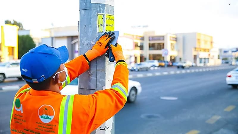أمانة الطائف تُزيل الملصقات الإعلانية المخالفة من أعمدة الإنارة