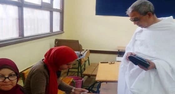 شاهد.. مصري يصوت بملابس الإحرام في انتخابات الرئاسة
