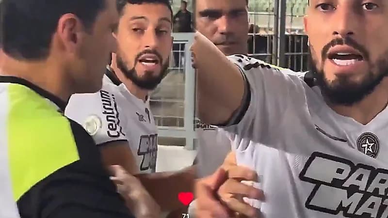 هجوم تيليس لاعب النصر السابق على مراسل تلفزيوني : ابتعد من هنا .. فيديو